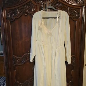 Delicate Cream 2 Piece gown and Robe with so many beautiful details